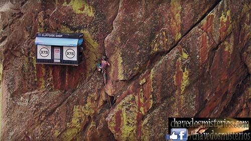 -A loja de 6 por 10 pés foi montada e foi puxada até 300 pés e conectada à montanha. Os alpinistas foram recebidos com um sorriso caloroso, roupas quentes e palavras encorajadoras no caminho até o pico. Em dois dias, a loja distribuiu roupas de proteção contra intempéries para cerca de 70 alpinistas.