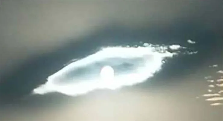 Pânico em uma cidade chinesa o olho que vê tudo aparece no céu...