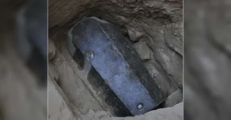 Inscrições Estranhas Encontradas no Misterioso Sarcófago Negro Gigante