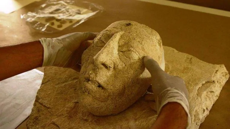 Encontraram uma impressionante máscara de estuque do governante Maia
