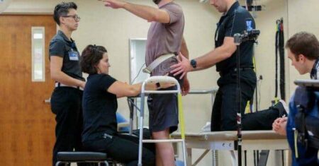 Homem paraplégico caminha novamente graças a uma técnica inovadora