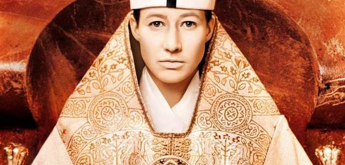 Lendas medievais afirmam que Papisa Joana foi a primeira e única mulher a ser papa. E agora, uma análise das antigas moedas de prata sugere que a mulher nomeada como a mais alta autoridade da Igreja Católica pode ter realmente vivido. Segundo as lendas da Idade Média, um papa chamado João, ou Johannes Anglicus, que reinou em meados do século IX, era na verdade uma mulher, a Papisa Joana. Por exemplo, uma história do século 13 escrita por um monge polonês de Martin chamado Martin afirmou que o papa Joana engravidou e deu à luz durante uma procissão da igreja. Joana nasceu em 814, na aldeia de Ingelheim, onde hoje seria a Alemanha. Nesse período, conhecido como Idade das Trevas, ainda não existiam os países europeus modernos nem seus idiomas e a língua culta era o latim. As mulheres eram proibidas de estudar, pois isso era visto como antinatural. Porém, segundo a apuração, curiosa, Joana aprendia com facilidade. O irmão mais velho a ensinou a ler, escondido do pai, extremamente religioso e rígido. Joana surpreendeu os pais e o mestre de um seminário ao mostrar que sabia ler e interpretar textos. Então, o mestre passou a lecionar latim e grego à menina. A vontade de aprender fez com que Joana fugisse de casa para estudar em um seminário, que somente aceitou ter uma menina em sua turma sob autorização de um bispo. Para que ela não dormisse junto dos rapazes, um conde chamado Gerald aceitou-a em sua casa, onde ela viveu por anos. Já adolescente, sobreviveu a um ataque viking e, a partir de então, adotou uma identidade masculina, usando o nome de um dos irmãos, João Ânglico. Como homem, foi aceita em um mosteiro beneditino, onde se destacou como médica. Em pouco tempo, sua fama de curandeira se propagou em Roma, e ela foi chamada para atender o Papa Sérgio II. Assim, acabou se tornando sua médica e porta-voz. Em 847, após a morte do papa, Joana, como João Ânglico, foi indicada e escolhida por votação popular para ocupar o trono papal. Mesmo pega de surpresa, aceitou. Ela não esperava, porém, se reencontrar com o conde Gerald, o único que sabia a verdade. Os dois, então, se apaixonaram. No entanto, há muito debate sobre se havia um papa chamado João Ânglico, muito menos se esse papa era um homem ou uma mulher. A dúvida é em parte devido à grande confusão sobre as identidades dos papas em meados do século IX. Por exemplo, na cópia mais antiga do "Liber Pontificalis" o livro oficial de biografias de papas durante a Idade Média, o Papa Bento III completamente ausente", disse o autor do estudo Michael Habicht, arqueólogo Flinders University em Adelaide, na Austrália. Descobrir se a Papisa Joana existiu pode não apenas resolver um mistério religioso e histórico, mas também ajudar a esclarecer discussões modernas sobre o papel das mulheres na igreja. A dúvida sobre sua existência talvez nunca se desvaneça totalmente, já que se trata de um período histórico marcado pelo terror, pelo obscurantismo e pelas guerras. Sua trajetória foi lembrada pela primeira vez no século XIII pelo escritor Esteban de Borbón, porém sem provas. Em 1886, ela voltou a ser difundida pelo grego Emmanuel Royidios (traduzido para o inglês por Lawrence Durrell) A autora Donna lança mão da criatividade, mas garante que conteve os seus saltos imaginativos": "Os detalhes do século IX com que compus o cenário do livro, por estranhos e selvagens que pareçam hoje, são todos verdadeiros." Seu nome vem da antiga moeda de prata romana conhecida como o denário. Os negadores que Habicht examinou foram cunhados com o nome do imperador dos francos de um lado e o monograma do papa, um símbolo feito com as iniciais de uma pessoa, do outro lado. Habicht concentrou-se em moedas anteriormente atribuídas ao papa João VIII, que reinou de 872 a 882. O arqueólogo disse que, embora alguns negadores possuíssem um monograma pertencente ao papa João VIII, os anteriores tinham um monograma significativamente diferente. Habicht disse: Essas outras moedas podem ter pertencido a um papa diferente: A potencial papisa Joana”, disse Habicht. Observou várias fontes históricas que sugerem que um Papa John reinou de 856 a 858. Por exemplo, o cronista Conrad Botho relatou que um Papa Johannes coroado Louis II de Itália e do Sacro Império Romano em 856. Segundo Habicht, o monograma foi o precursor da assinatura de hoje. Portanto, é provável que tenhamos até uma assinatura da Papisa Joana. Alguns anos atrás, algumas moedas papais do século 9 dC foram oferecidas em um leilão em Nova York. Segundo Eduardo Moesch, professor de história da igreja da Faculdade de Teologia da PUC-RS, a narrativa tende a ser tratada como lenda pela Igreja Católica. Segundo ele, a existência da papisa Joana é improvável e fantasiosa porque, por mais que uma mulher pudesse ter se passado por homem, seria difícil esconder uma gravidez. Para o docente, uma das provas mais concretas de que o episódio é irreal é a existência de documentos de 847 assinados tanto pelo Papa Sérgio II quanto pelo Papa Leão IV, seu sucessor. Assim, não haveria espaço suficiente entre os mandatos para que Joana pudesse ter ocupado o trono papal.