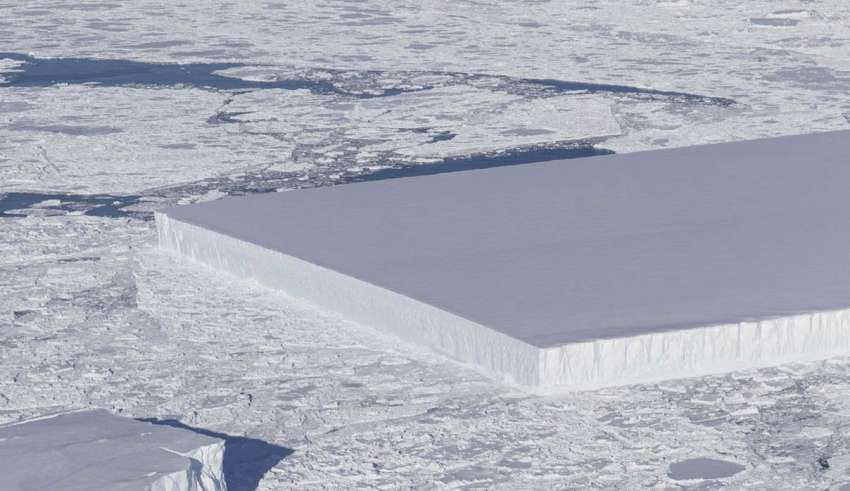 Mas a Nasa não esperava que sua imagem causasse alvoroço entre os usuários do Twitter, que ofereceram todos os tipos de teorias para explicar a estranha formação. A explicação dos teóricos da conspiração é que o suposto "iceberg" foi enviado por uma raça muito avançada tecnologicamente. O objetivo da "formação" é procurar outras formas de vida e, quando possível, ajudá-las a avançar. Seria algo como uma sonda espacial. Mas o mais surpreendente é que esse "monólito" estaria na Terra desde o alvorecer da humanidade. Mas só agora, que a NASA teria sido capaz de detectar o forte campo magnético da sonda na Antártida. E eles teriam reconhecido imediatamente como um objeto enviado por uma espécie avançada. É então quando o "iceberg" envia um sinal para os criadores, informando que já avançamos o suficiente para descobrir suas mensagens. Claro, o próximo passo seria o contato extraterrestre, o que poderia acontecer no futuro próximo.