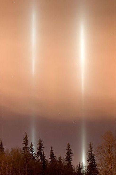 O pilar de luz parece uma coluna fina que se estende na vertical acima da fonte de luz