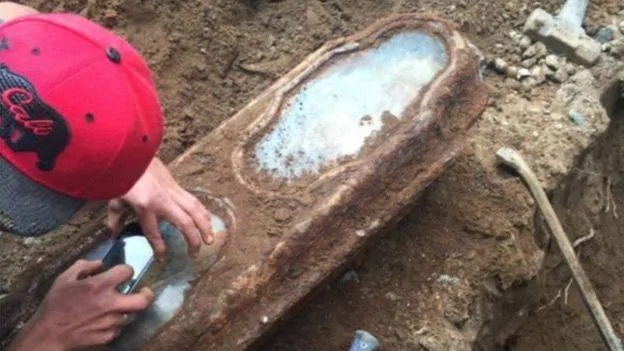 Caixão de chumbo e bronze foi encontrado durante reforma de casa no distrito de Richmond