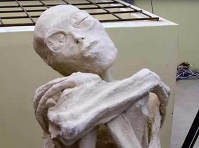 Especialistas descobriram os restos do que parece ser um corpo mumificado de um ser humanoide com um crânio extremamente alongado e mãos com apenas três dedos.