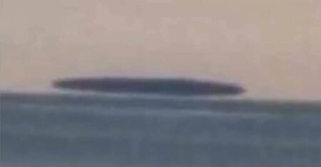 Um objeto flutuante misterioso enorme aparece nos Grandes Lagos -EUA
