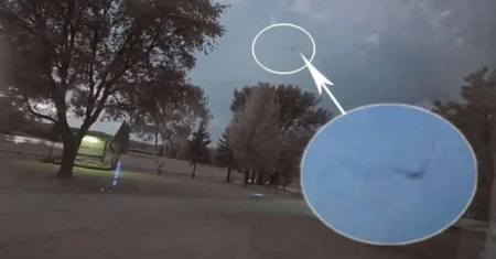 Uma figura misteriosa aparece voando pelo céu durante uma tempestade em Minnesota