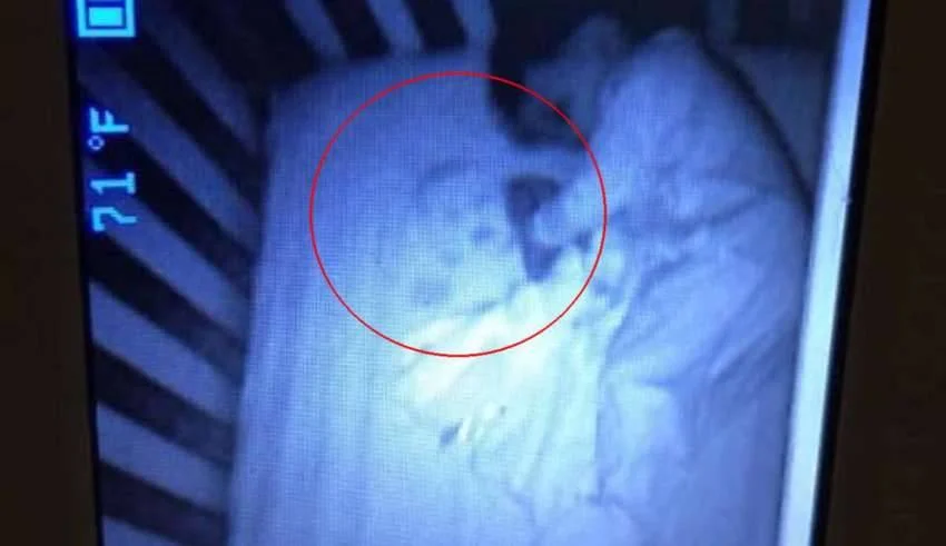 berço fantasma do bebê - Uma mãe apavorada vê um bebê fantasma