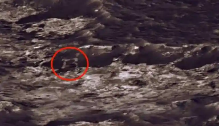 Uma foto de Marte enviada pelo veículo espacial Curiosity da NASA mostra um enorme “B”