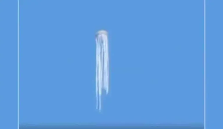 Vídeo de um surpreendente OVNI na forma de água-viva sobre o céu de São Paulo