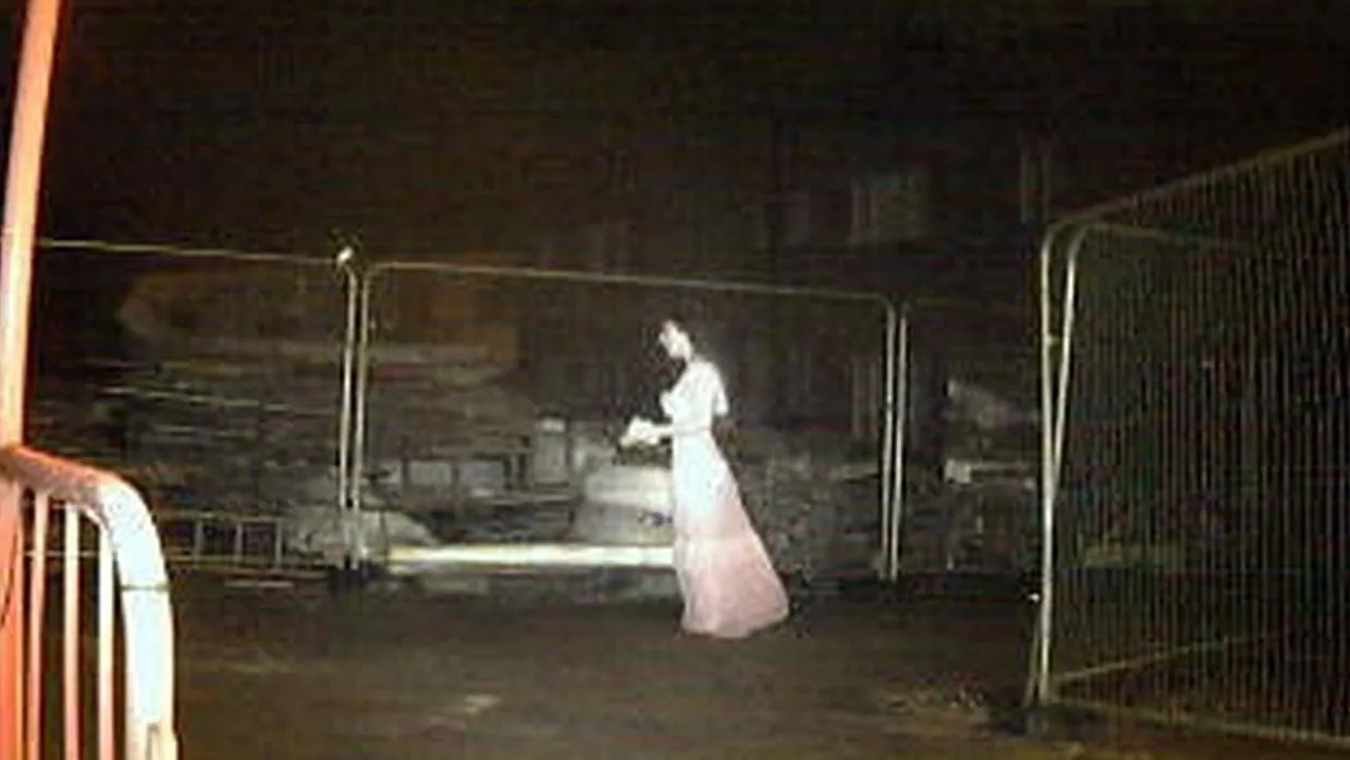 Câmera de segurança detecta uma noiva fantasmagórica em um canteiro de obras na Inglaterra