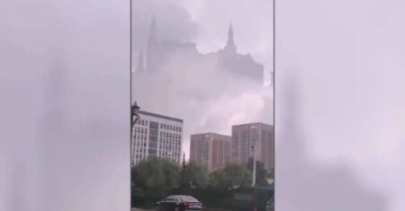Um enorme ‘castelo flutuante’ aparece sobre uma cidade chinesa
