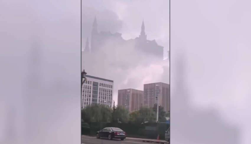 Um enorme 'castelo flutuante' aparece sobre uma cidade chinesa