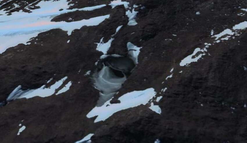 Imagem de satélite mostra a entrada de uma base nazista ou alienígena na Antártica