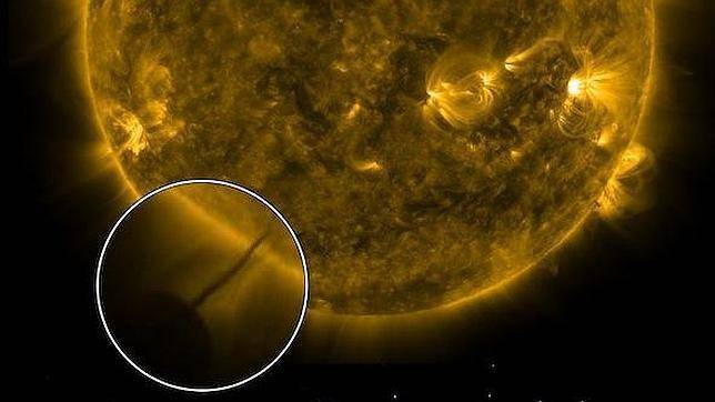 A sugestão é que há alguma forma um gigante pairando objeto esférico perto do sol.