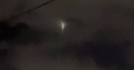 Famosa tiktoker fotografou um objeto misterioso, congelado no céu