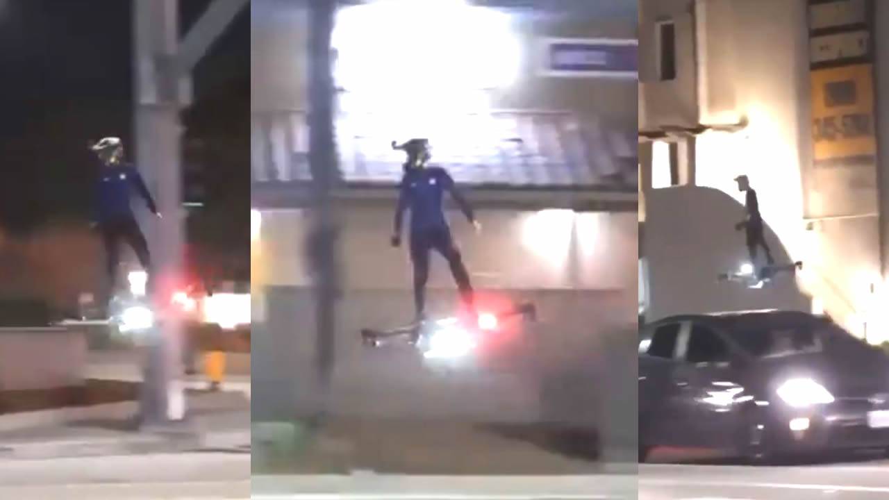 HOMEM VISTO VOANDO POR UMA CIDADE MONTADO EM UM DISPOSITIVO SEMELHANTE A UM DRONE