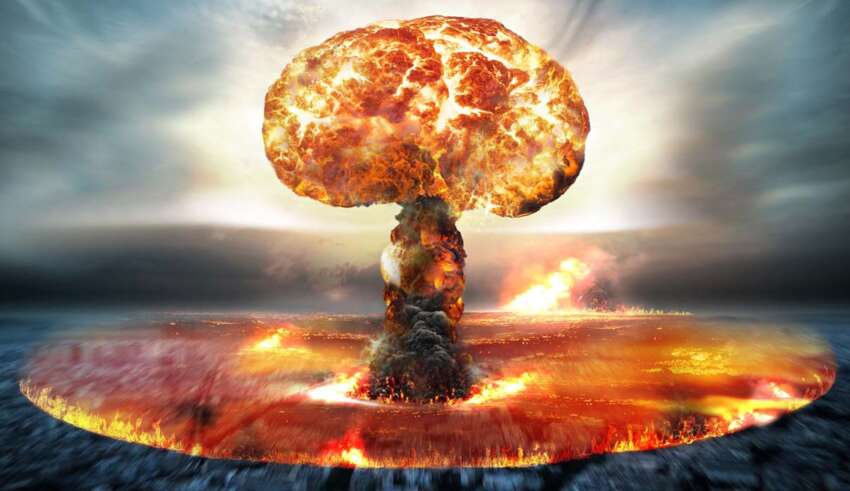 Bomba nuclear é um dispositivo explosivo que deriva sua força destrutiva das reações nucleares, tanto de fissão ou de uma combinação de fissão e fusão.
