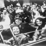 O presidente Kennedy, sua esposa (Jacqueline) e o governador do Texas, John Connally, na limusine presidencial, minutos antes do assassinato.
