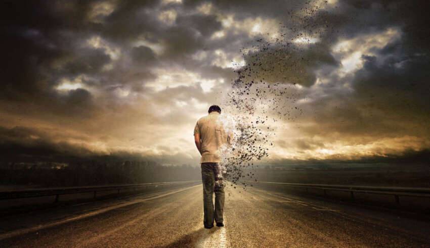 homem desaparecendo na estrada
