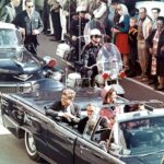 O presidente Kennedy, sua esposa (Jacqueline) e o governador do Texas, John Connally, na limusine presidencial, minutos antes do assassinato.