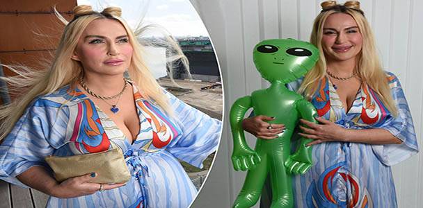 Abbie Bela olha para o céu em busca de outra ligação com seu amante interplanetário.