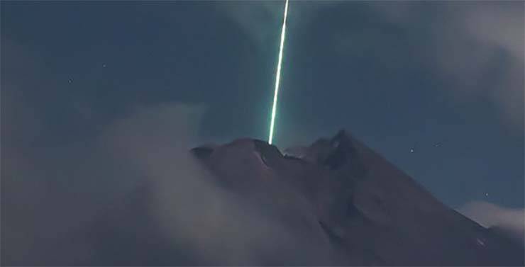 Poderia ser algum tipo de sonda extraterrestre com a missão de ativar o vulcão