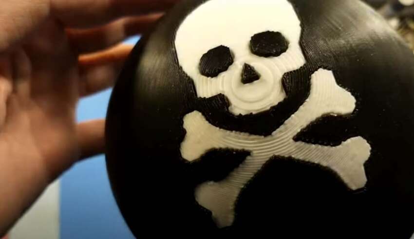 A Tragic Fate Ball(Trágica Bola do Destino), traz o desenho de uma caveira e ossos cruzados em sua parte superior.