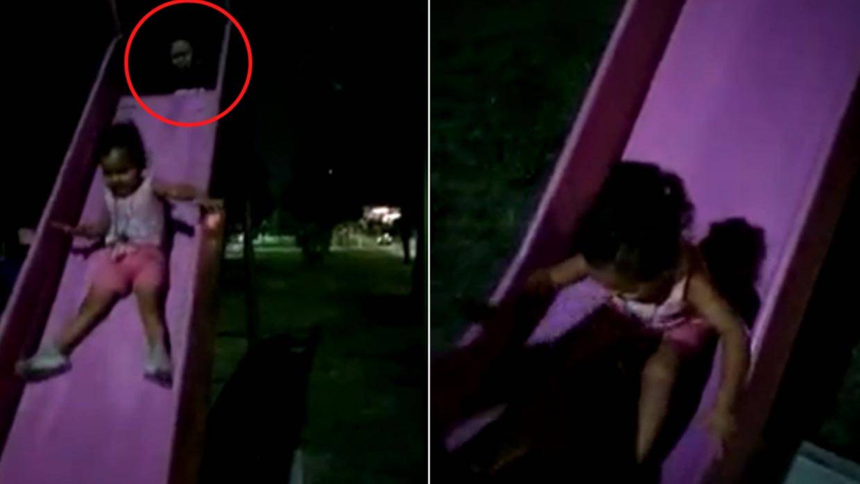 Uma mãe em choque depois de ver uma figura fantasmagórica empurrando sua filha por um escorregador.