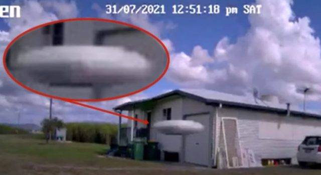 um OVNI voa a baixa altitude tocando uma casa