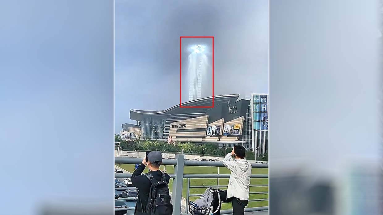 Um misterioso pilar de luz gigante aparece no céu de uma cidade chinesa.