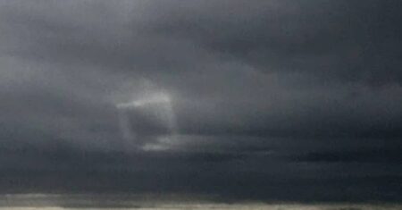 Testemunhas oculares capturam imagem de um OVNI quadrado no céu