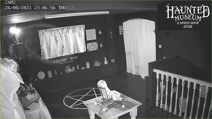 Mary, a boneca mais assombrada do Reino Unido foi flagrada se balançando em uma cadeira