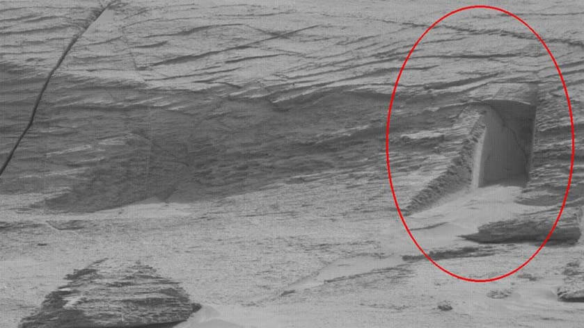 Nova imagem da rover em marte mostra o que parece ser uma porta