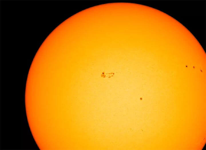 Uma perigosa mancha solar gigante dobrou de tamanho