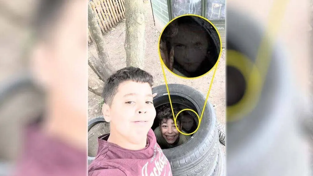 Foto aterrorizante de um menino ao lado do rosto de uma garota fantasma