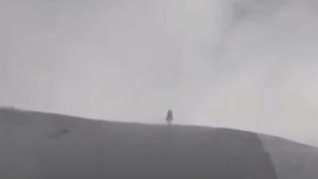 Gravam uma figura humanoide gigante em uma montanha no Canadá