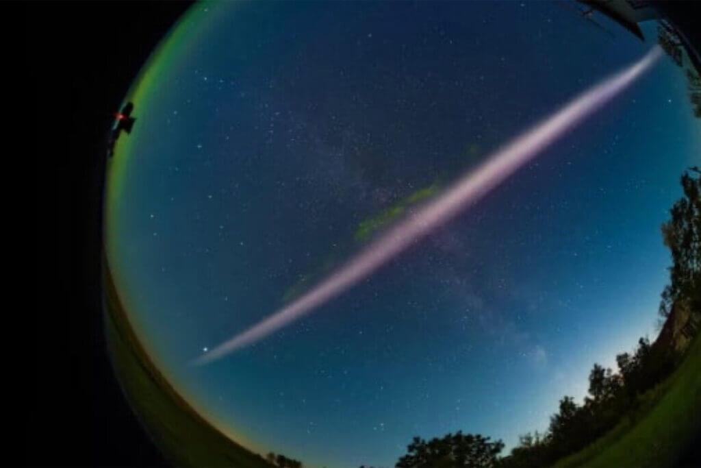 Listras luminosas misteriosas fotografadas acima da Terra