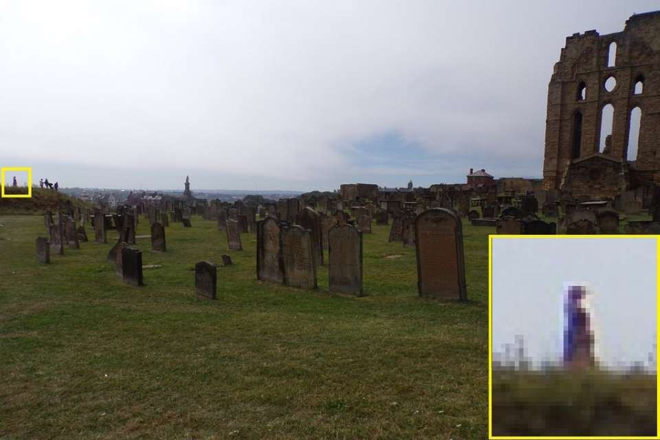 Uma britânica acredita ter flagrado um fantasma após tirar foto em um cemitério histórico na costa do Reino Unido.