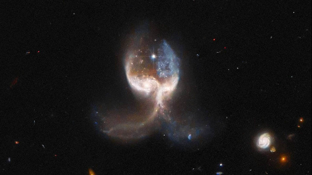 As asas de anjo observadas pelo telescópio Hubble após uma violenta colisão de galáxias