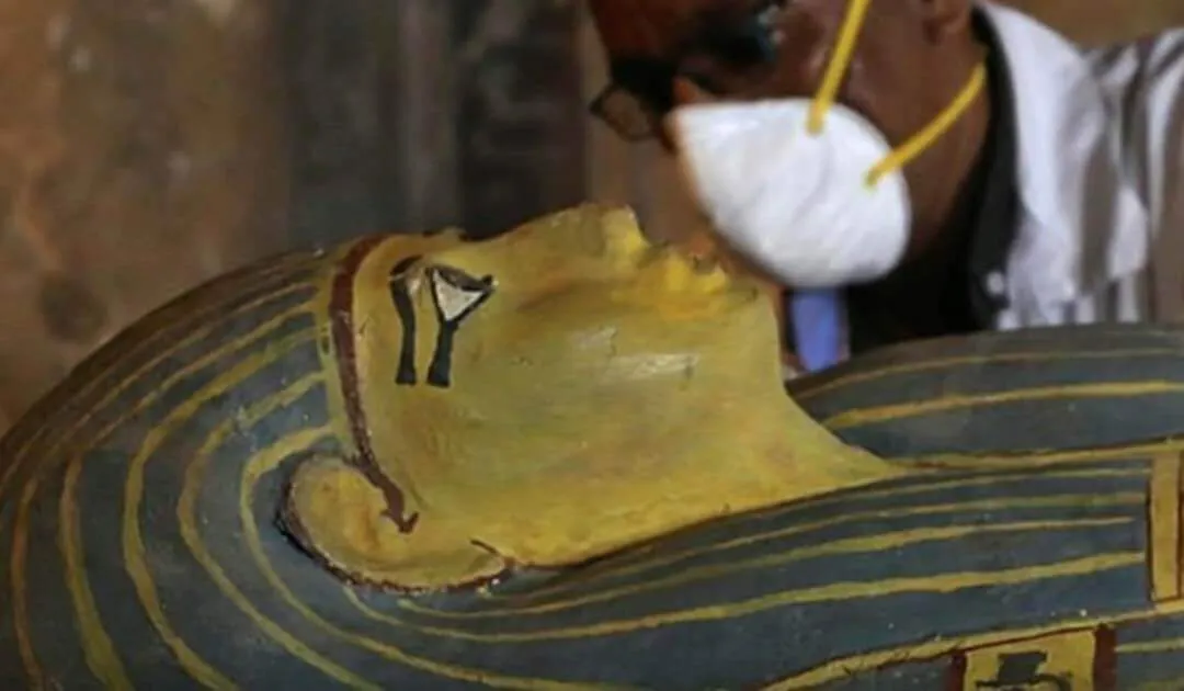 Impressionante sarcófago de 3.000 anos foi aberto ao vivo na frente de conferência de imprensa internacional