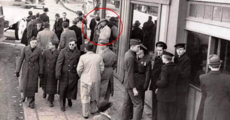 Uma foto da década de 1940 mostra um viajante do tempo com um smartphone