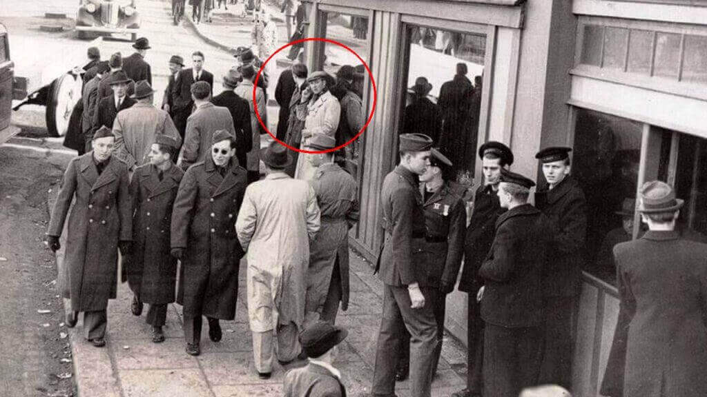 Uma foto d-a década de 1940 mostra um viajante do tempo com um smartphone.