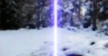 O mistério do feixe de luz roxo no Alasca