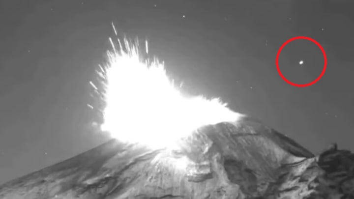 OVNI se aproximou do vulcão no momento da erupção.