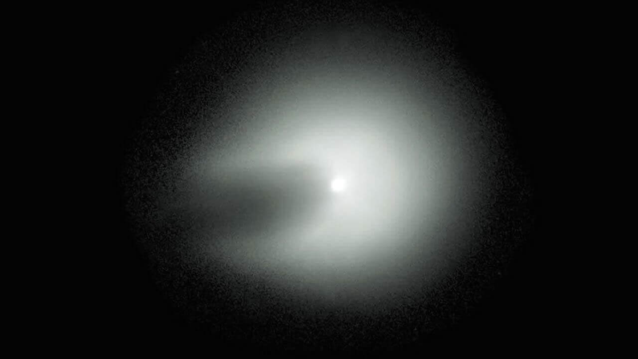Enorme cometa três vezes maior que o Everest explode violentamente e segue em direção à terra, segundo cientistas