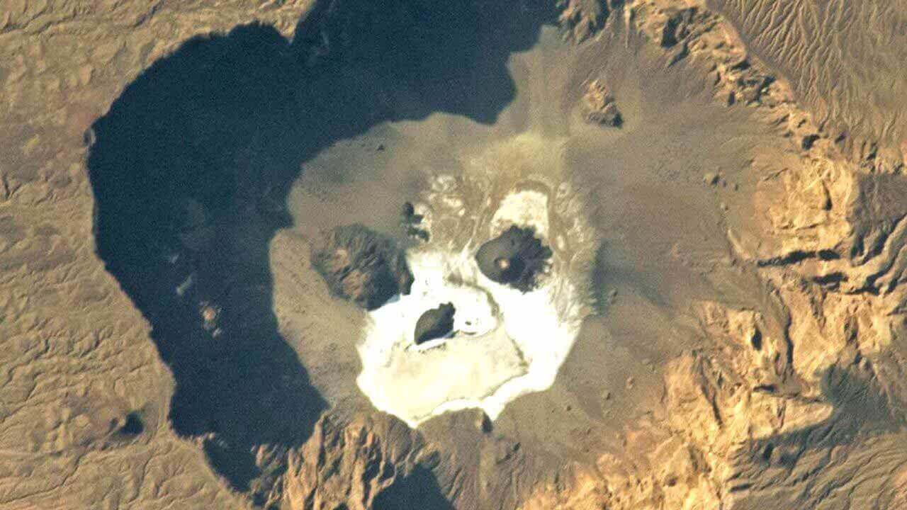 Astronauta captura imagem de um crânio no deserto do Saara