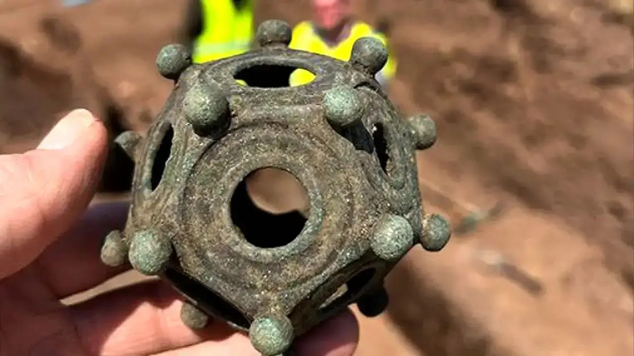 ARQUEÓLOGOS DESCOBREM UM ESTRANHO OBJETO ROMANO QUE CONFUNDE HÁ SÉCULOS