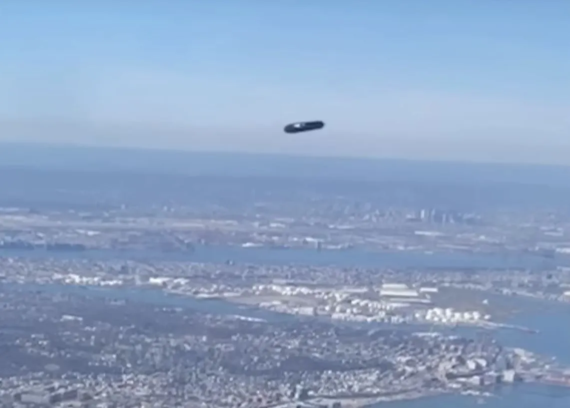OVNI preto foi capturado em vídeo cristalino por um passageiro de avião.